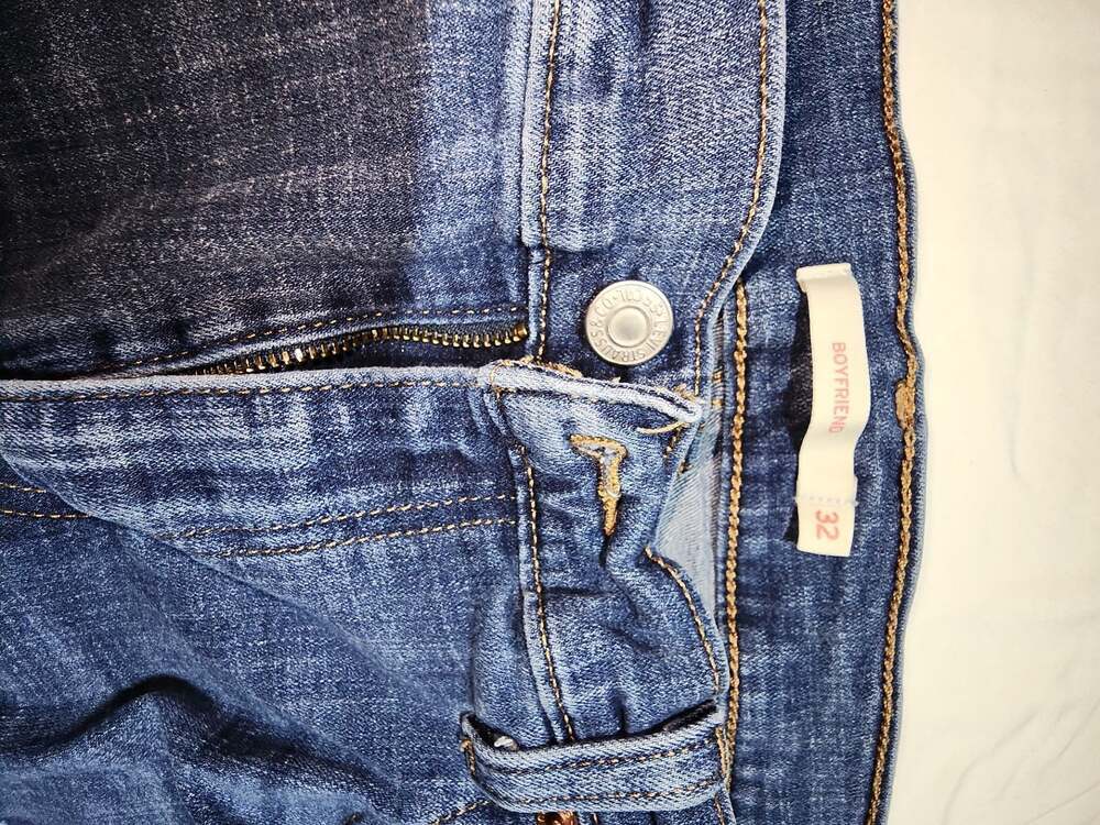 Levi's Boyfriend Jeans Size 32x27 Distressed - Picture 4 of 5